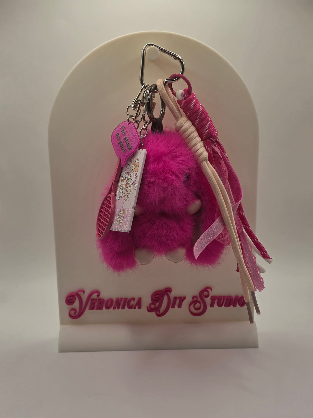 Hot Pink Tennis Bunny Bag Charm – Fluffy Roze Tassenhanger met Racket & Kawaii Charms