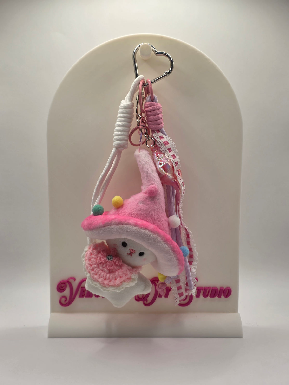 Kawaii Pink Mushroom Bunny Bag Charm – Roze Paddenstoel Tassenhanger met Lintjes & Charms