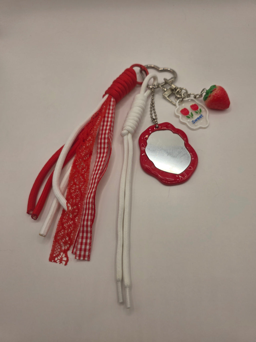 Rode Bunny Bag Charm – Tassenhanger met Spiegel & Aardbei