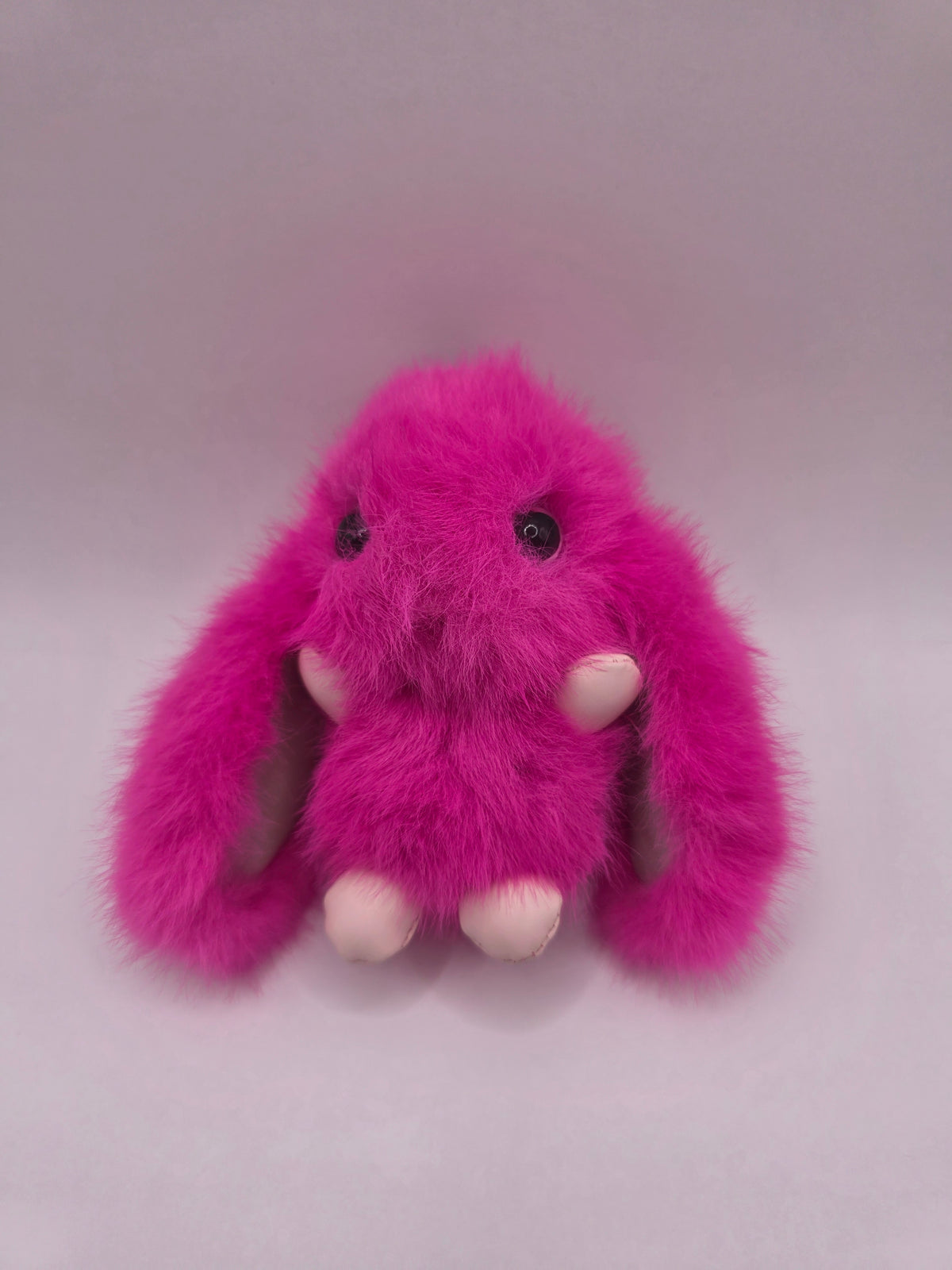 Hot Pink Tennis Bunny Bag Charm – Fluffy Roze Tassenhanger met Racket & Kawaii Charms