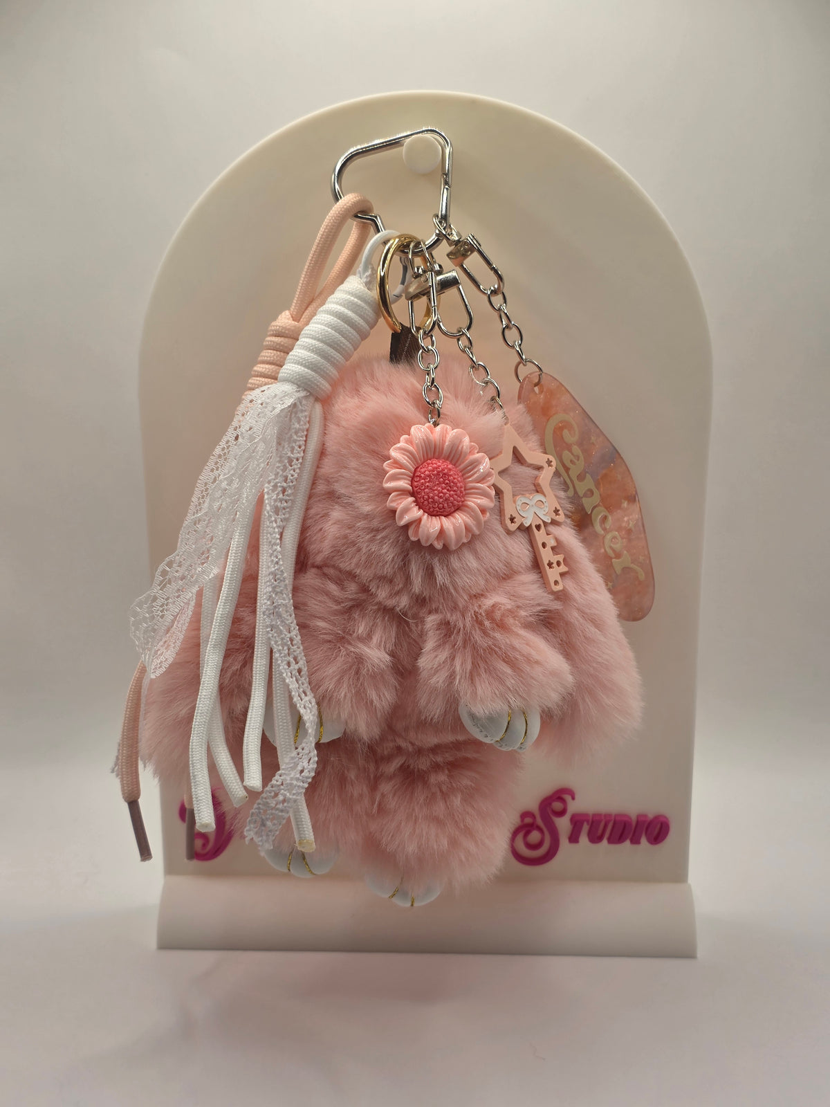 Peachy Sweet Bunny Bag Charm – Zachte Roze Tassenhanger met Bloem & Sleutel