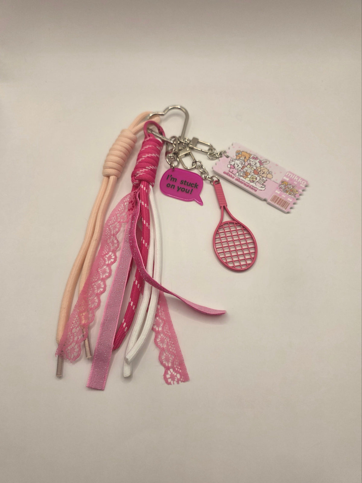 Hot Pink Tennis Bunny Bag Charm – Fluffy Roze Tassenhanger met Racket & Kawaii Charms